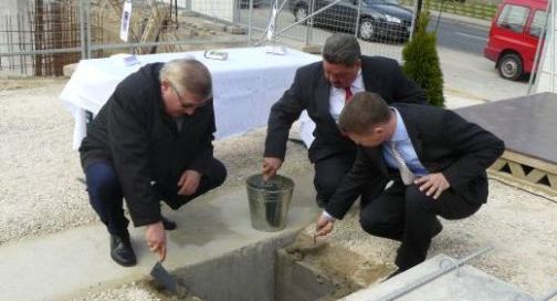 Alapkőletétel Dunaújvárosban