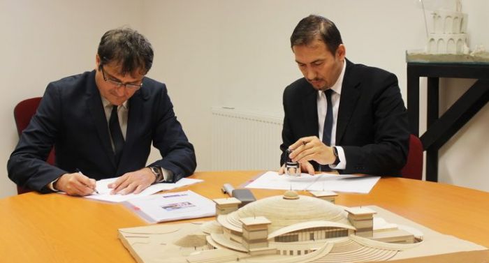 Aláírták a gödöllői uszoda építési szerződését
