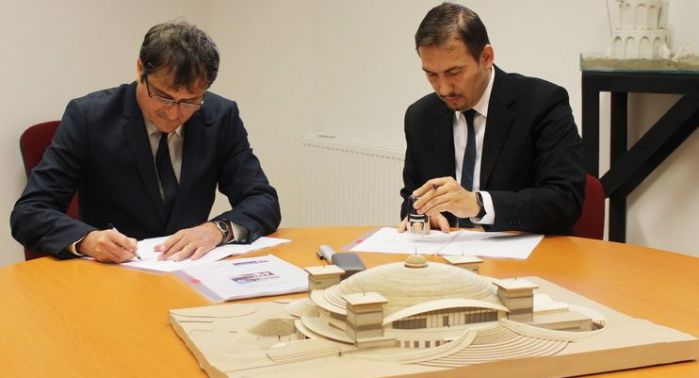 Construction contract for the Gödöllő swimming pool signed