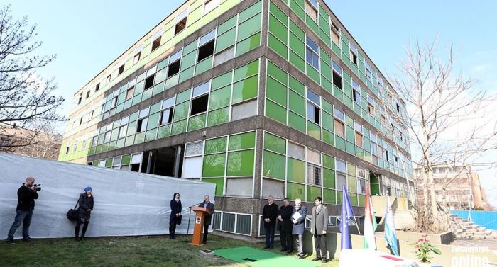 Időkapszulát helyeztek el az egykori zöld SZTK lépcsőjénél