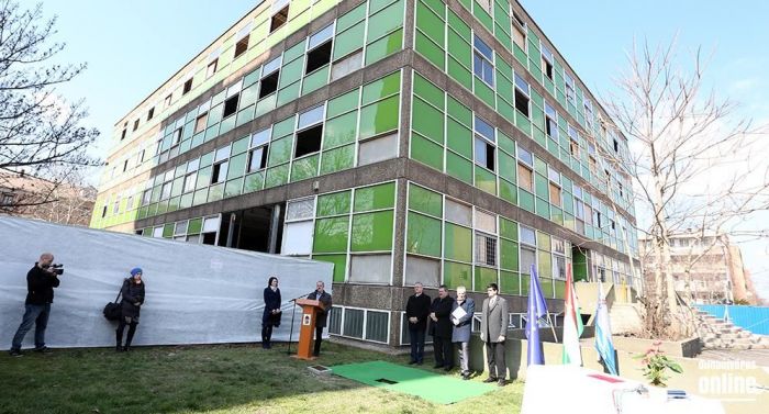 Időkapszulát helyeztek el az egykori zöld SZTK lépcsőjénél