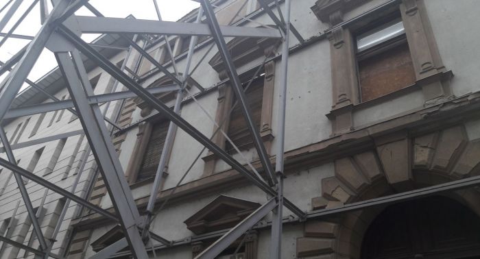 Nur die Fassade steht