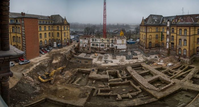 2000 Jahre alte archäologische Fundstücke auf dem Hof des Budaer Krankenhauses der Barmherzigen Brüder