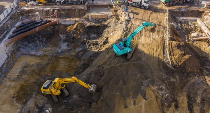 Der erste Turmdrehkran ist in der Visegrádi utca schon im Einsatz 