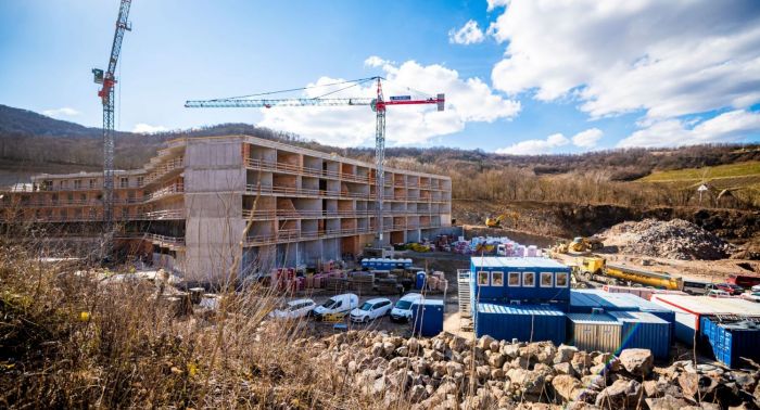 Jól halad a prémium hotel építése a Csurgó völgyben