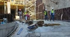 Baukonstruktion erreichte Straßenniveau 