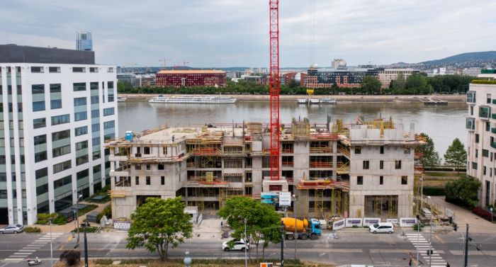 This real estate development completes the Danube-side line of buildings on Lechner Ödön Avenue