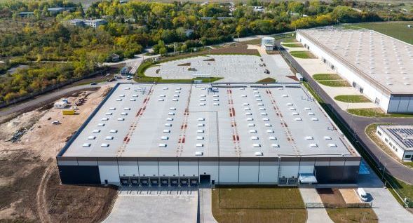 A Grabarics Kft. zöldmezős beruházással több milliárd forintból építette meg a Magyar Posta új logisztikai depóját Veszprémben