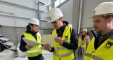 Auf Einladung der Grabarics Kft nahmen Studenten der Ybl Miklós Fakultät für Bauingenieurwesen am 22.04.an einer Werksbesichtigungder Heveser Niederlassungvon Grabarics Vasbeton teil. 