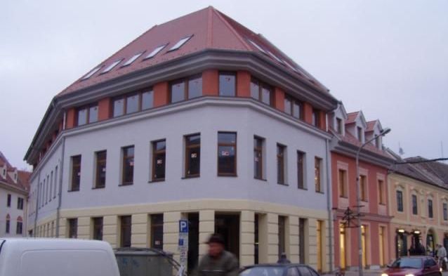 12 LAKÁSOS TÁRSASHÁZ